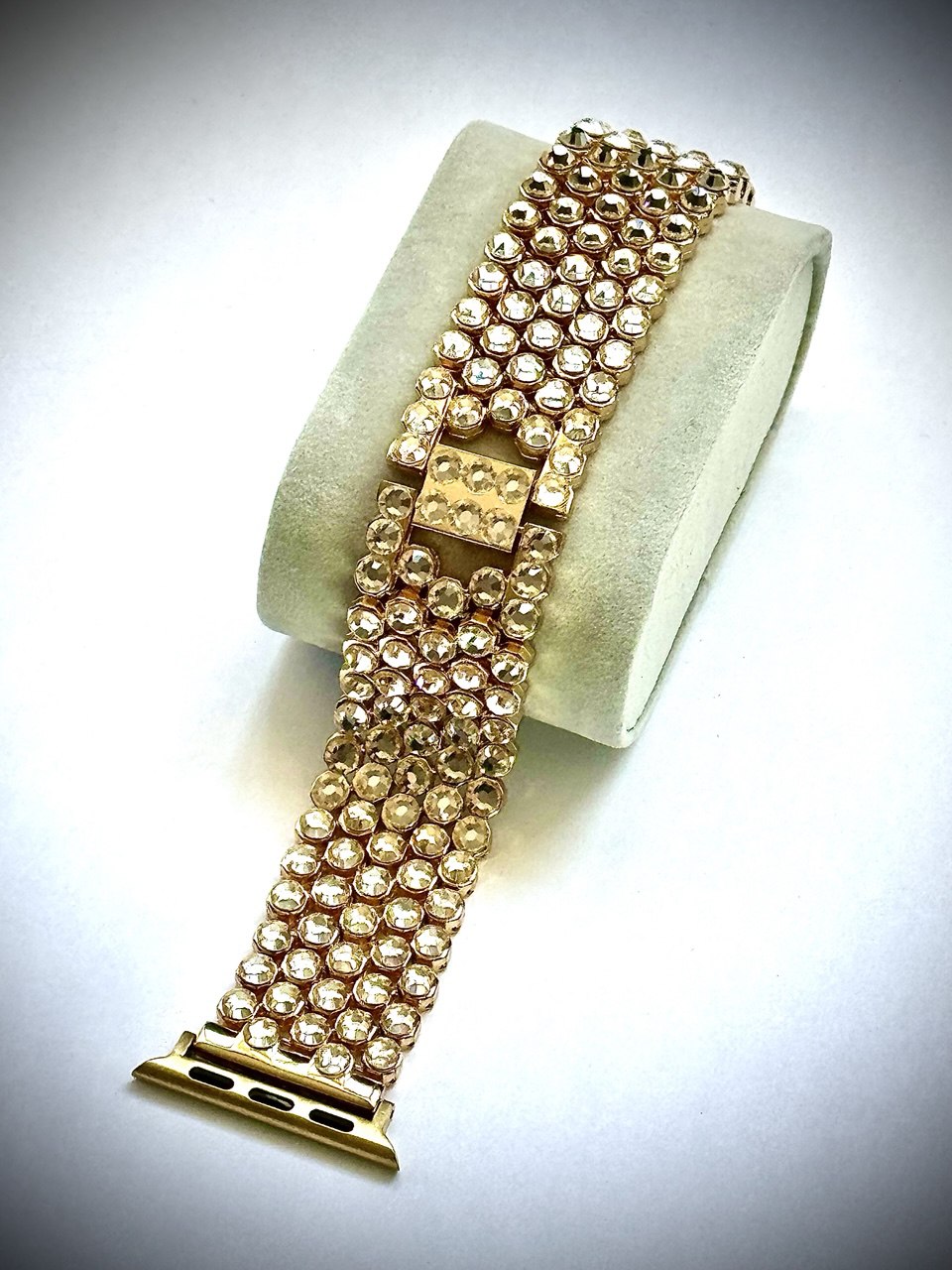 Luxury Apple Watch ⌚️ Band With Swarovski Crystals 💎 for woman who loves to sparkle ✨