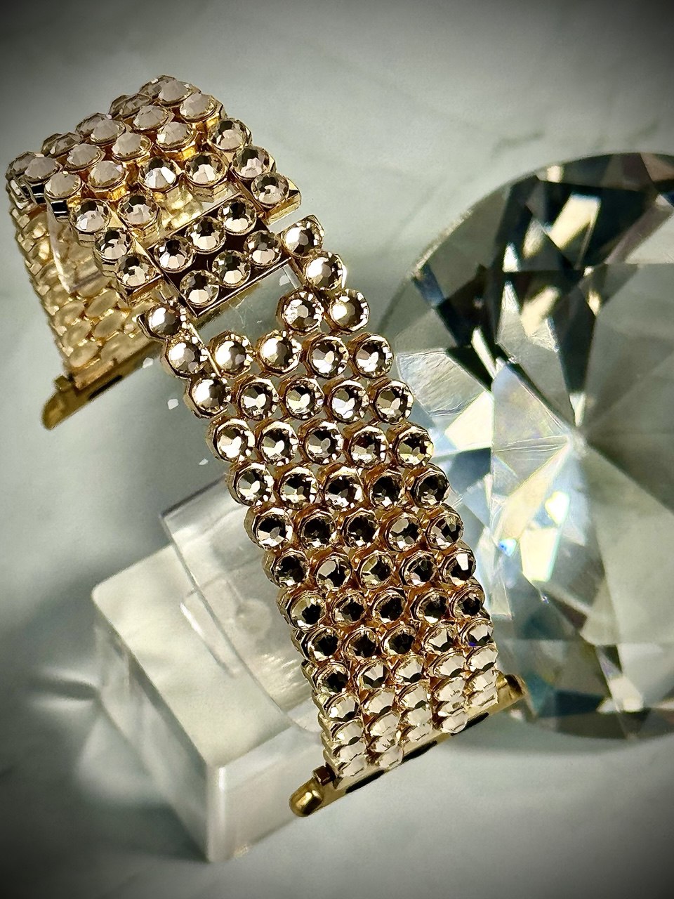 Luxury Apple Watch ⌚️ Band  With Swarovski Crystals 💎 for woman who loves to sparkle ✨